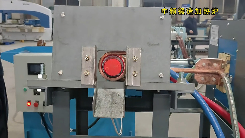 中頻鍛造加熱爐配置自動(dòng)化控制系統(tǒng)和送料機(jī)，確實(shí)是一種高效、精準(zhǔn)的熱處理設(shè)備。
