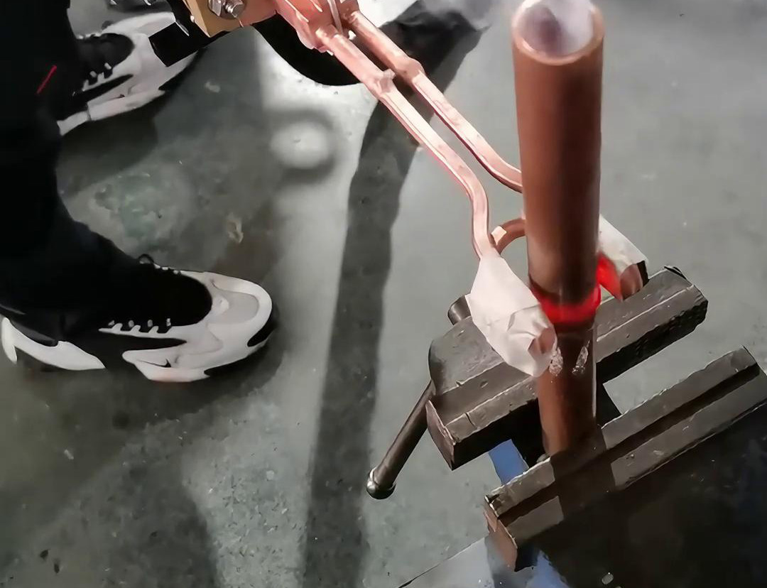 手持式高頻焊機(jī)的價格相對較高，但其高效、靈活、高質(zhì)量的銅管焊接特點