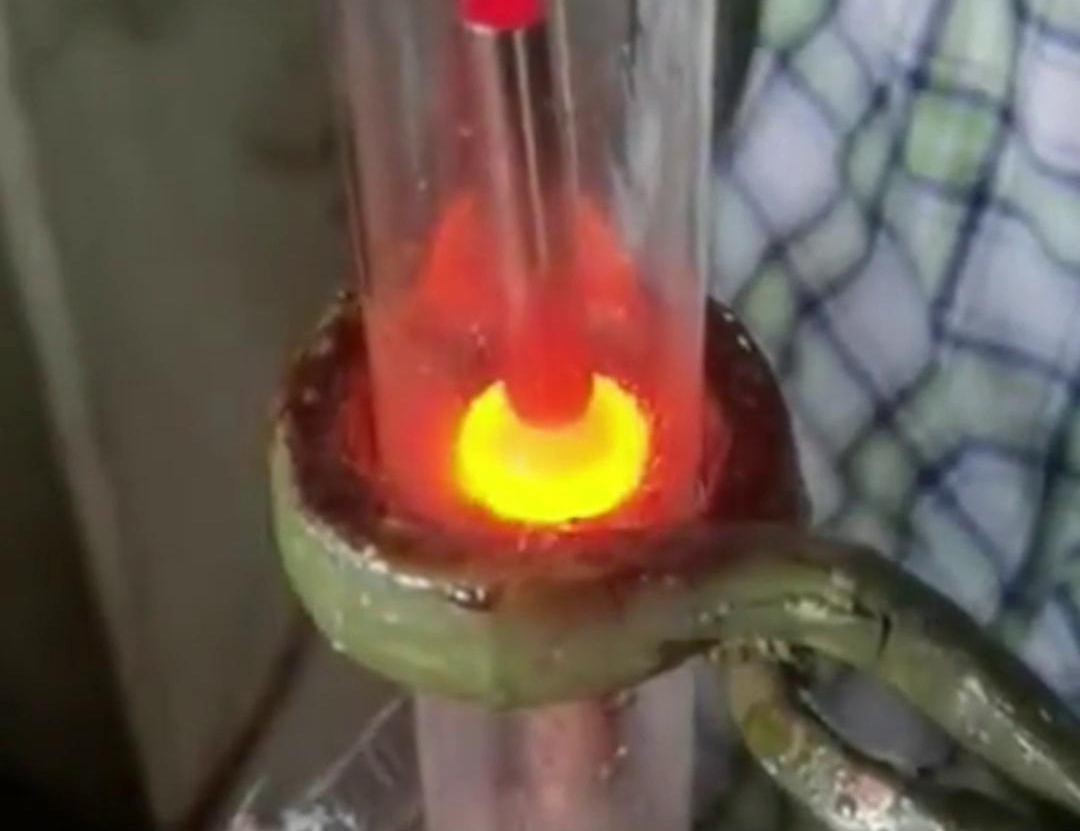 通過手持式高頻加熱機在氮氣保護下焊接銅管，可以獲得高質(zhì)量的焊縫，提高產(chǎn)品的性能和可靠性