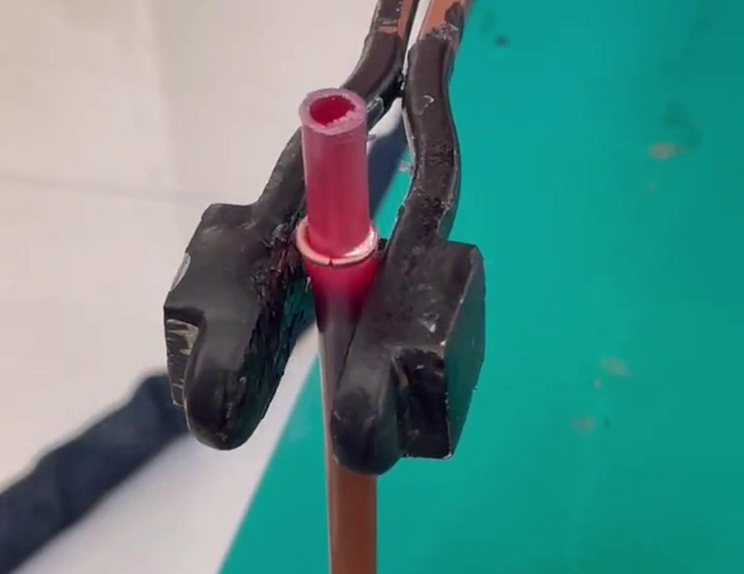 散熱器銅管對接焊用手持式高頻機，只要三秒就可以焊接完成，看一看效果如何