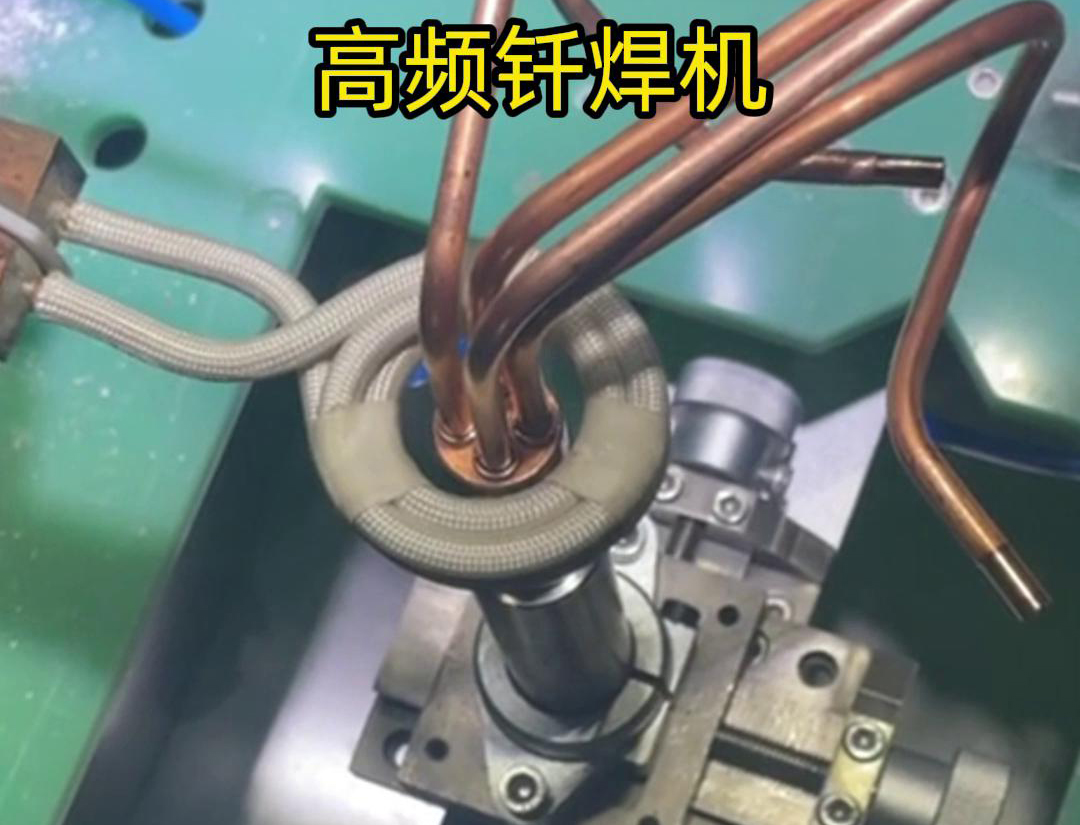 在雙工位自動感應釬焊設(shè)備中，每個工位都配備了獨立的感應加熱系統(tǒng)和釬焊工具，確保兩個工位可以同時進行焊接作業(yè)