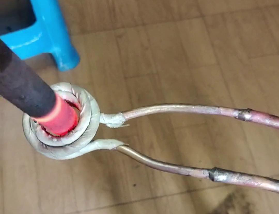 高頻加熱機配合軟連接加熱工件是一種高效且靈活的加熱方式，
