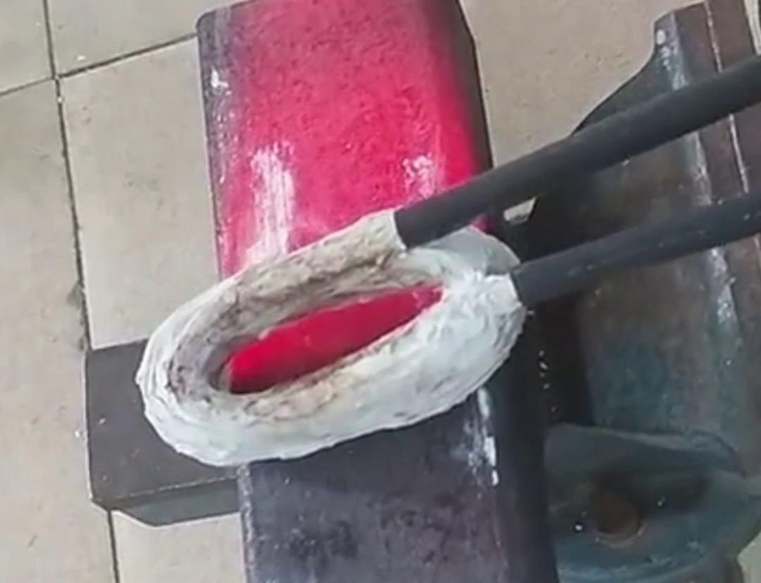 手持式高頻加熱機(jī)在方管加工中，它可以用來實(shí)現(xiàn)焊接預(yù)熱、局部退火、彎曲軟化等工藝需求