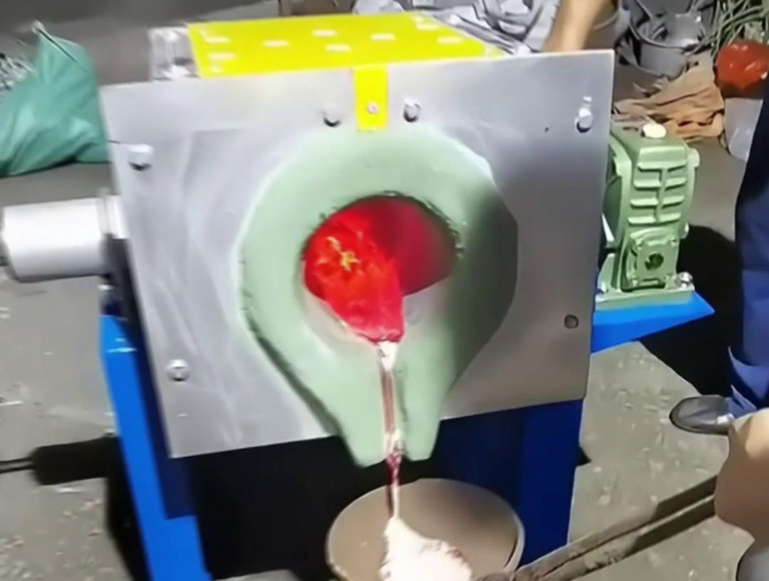 中頻熔鋁爐具有多種優(yōu)點(diǎn)，如體積小、重量輕、效率高、耗電少