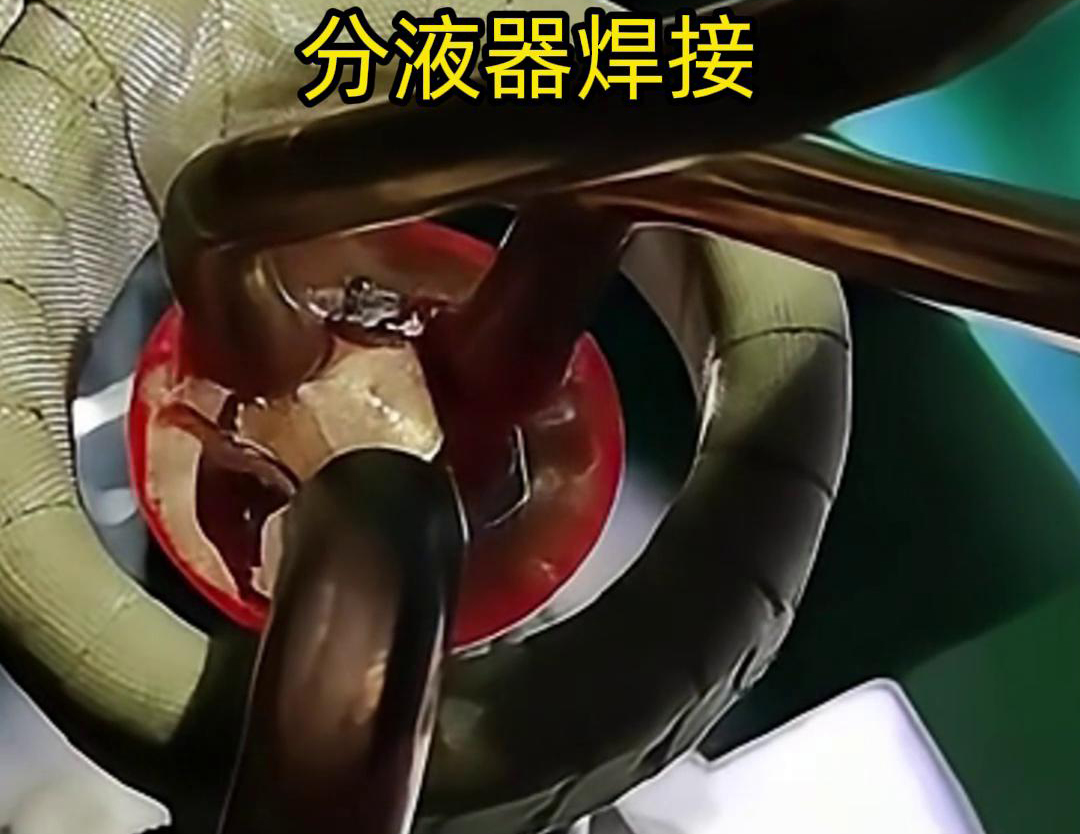 分液器銅管的高頻焊接是一種利用高頻電流在工件中產(chǎn)生熱效應(yīng)，使接觸部位熔化，形成永久連接的工藝