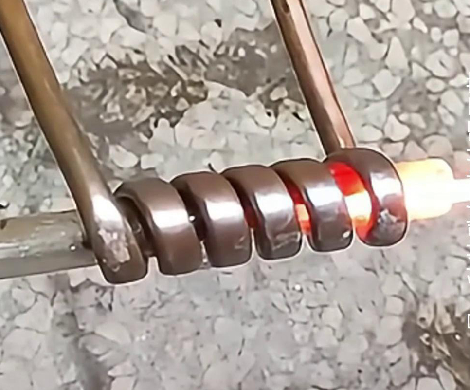 2.0鈦絲超高頻在線退火是一種特殊的熱處理工藝，用于改善鈦絲的性能和結(jié)構(gòu)