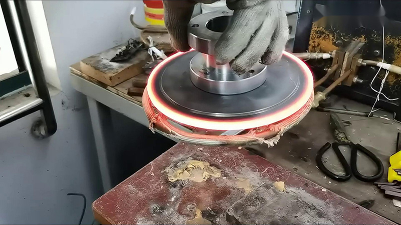 高頻退火機，通過更換線圈可以對不同規(guī)格形狀的不銹鋼工件進行退火熱處理