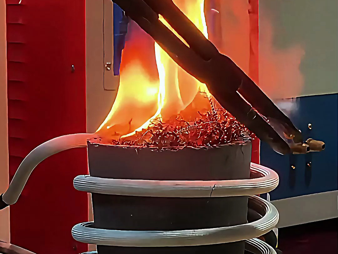 小型高頻熔煉爐，廢鐵屑熔煉只要5分鐘就可以熔煉一爐